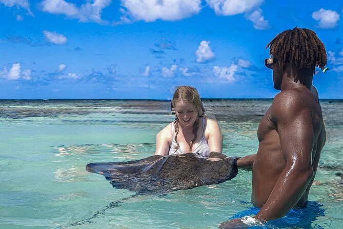 3-Hours Eye-Opening Stingray City Antigua - Transfer R/T included - The eight-minute boat ride to the sandbank