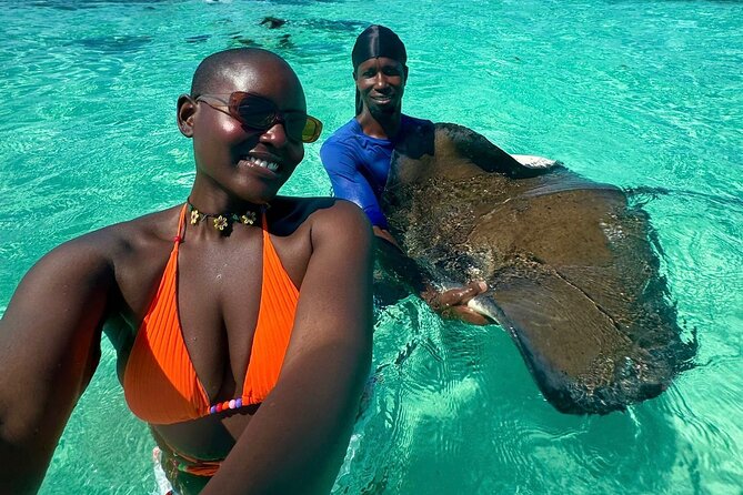 Stingray City Experience Antigua - Cruise Ship Passengers Edition - A clear safety talk before you enter the water
